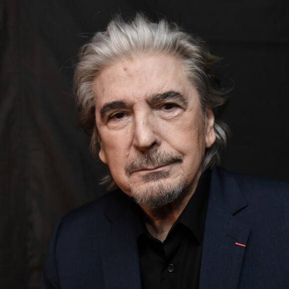 "J'ai pris huit platanes", confie-t-il. Pire encore, il indique avoir ressenti que cet accident allait arriver.
Exclusif - Serge Lama en backstage de la 38ème cérémonie des Victoires de la musique à la Seine musicale de Boulogne-Billancourt, France, le 10 février 2023. © Moreau-Veren/Bestimage 