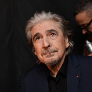 "C'est fait parce que je ressentais depuis longtemps que ça allait arriver.", dévoile-t-il. 
Exclusif - Serge Lama en backstage de la 38ème cérémonie des Victoires de la musique à la Seine musicale de Boulogne-Billancourt, France, le 10 février 2023. © Moreau-Veren/Bestimage 