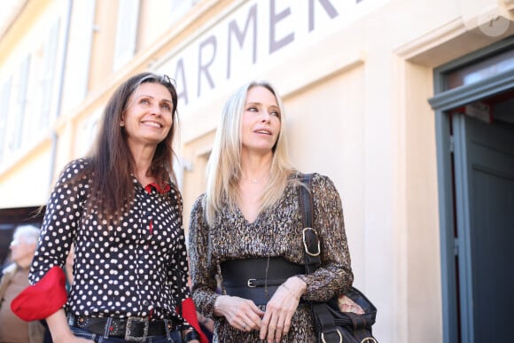 Les actrices de la série "Sous le soleil", Tonya Kinzinger et Adeline Blondieau lors de l'inauguration de l'exposition "Sous le soleil" au musée de la gendarmerie à Saint-Tropez, Côte d'Azur, France, le 1er avril 2023. © Philipe Arnassan/Nice Matin/Bestimage