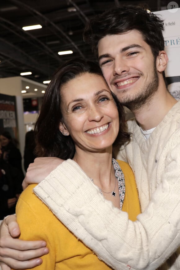 Sur Instagram, ce mardi 8 août 2023, Adeline Blondieau a partagé une drôle de vidéo, la montrant réagir à la dernière folie que s'est offert son fils Aïtor.
Adeline Blondieau avec son fils Aïtor - Salon du livre de Paris porte de Versailles le 14 mars 2019. © Cédric Perrin/Bestimage