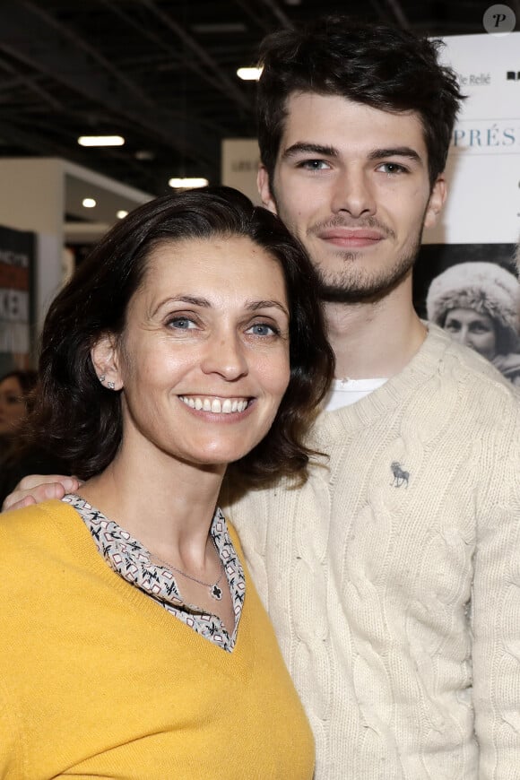 Rappelons qu'Adeline Blondieau a eu deux enfants : Aïtor (né en 1999 de sa relation avec Sergio Temporelli) et Wilona (née en 2011 de son union avec Laurent Hubert).
Adeline Blondieau avec son fils Aïtor - Salon du livre de Paris porte de Versailles le 14 mars 2019. © Cédric Perrin/Bestimage