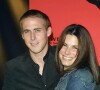 Avant de construire une famille avec elle, il a vécu une romance de 2002 à 2003 avec Sandra Bullock.
Ryan Gosling et Sandra Bullock - Première du film "The Believer" à Los Angeles.