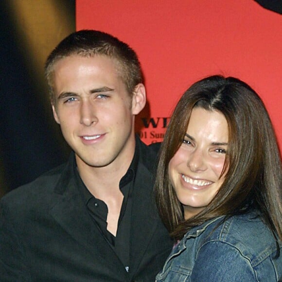 Avant de construire une famille avec elle, il a vécu une romance de 2002 à 2003 avec Sandra Bullock.
Ryan Gosling et Sandra Bullock - Première du film "The Believer" à Los Angeles.