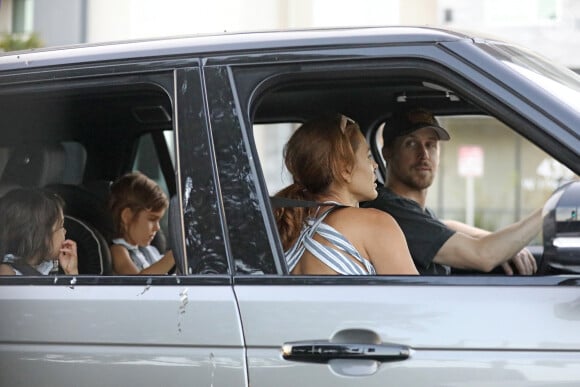 Comme vous le savez sans doute, Ryan Gosling est en couple avec Eva Mendes depuis septembre 2011.
Exclusif - Ryan Gosling et sa compagne Eva Mendes ont été aperçus avec leurs filles Esmeralda et Amada en balade en voiture à Los Angeles, le 25 août 2020.