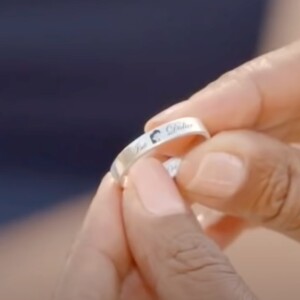 Karine Le Marchand observant la jolie bague de fiançailles que Didier a offert à Isabelle (Bilan "L'Amour est dans le pré")