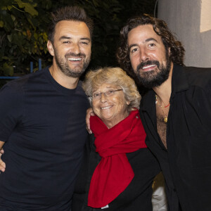 Après sa représentation, le principal intéressé a également retrouvé Cyril Lignac et d'autres célébrités venus l'applaudir sur scène. Devant les photographes, le chef étoilé a posé tout sourire aux côtés du brillant comédien qui a même fini par faire tomber le haut !
Exclusif - Cyril Lignac, Jacqueline Franjou, Maxime Gasteuil - Maxime Gasteuil présente son spectacle au festival de Ramatuelle le 8 août 2023. © Cyril Bruneau / Bestimage 