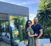 Sur Instagram, le couple s'y est dévoilé, confiant avoir un invité un peu spécial.
Emmanuelle Rivassoux et son mari DJ sur Instagram.