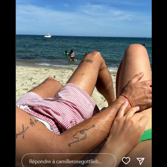 L'occasion de constater que le jeune homme qui l'accompagne présente de nombreux tatouages dont un très large, sur sa cuisse gauche, que l'on voit partiellement.
