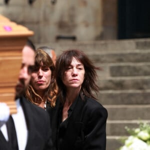 Si Charlotte Gainsbourg lui avait rendu hommage lors de ses obsèques à Paris...
Lou Doillon et Charlotte Gainsbourg - Sorties des obsèques de Jane Birkin en l'église Saint-Roch à Paris. Le 24 juillet 2023 © Jonathan Rebboah / Panoramic / Bestimage 