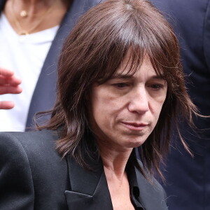 Cela fait trois semaines que Jane Birkin est décédée.
Charlotte Gainsbourg - Sorties des célébrités aux obsèques de Jane Birkin en l'église Saint-Roch à Paris. © Jacovides-KD Niko / Bestimage 