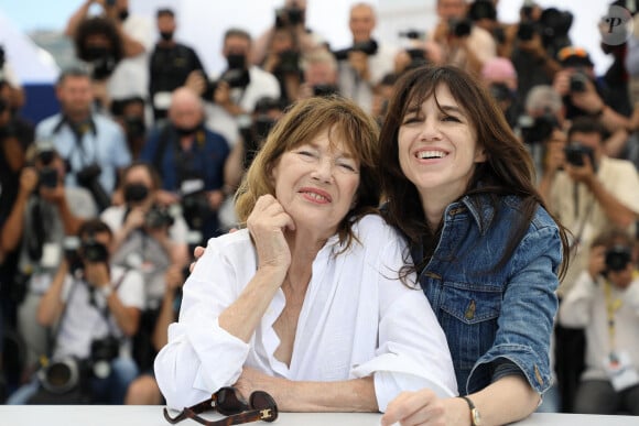 Jane Birkin (habillée en Celine), Charlotte Gainsbourg au photocall du film Jane par Charlotte (Cannes première) lors du 74ème festival international du film de Cannes le 8 juillet 2021 © Borde / Jacovides / Moreau / Bestimage 