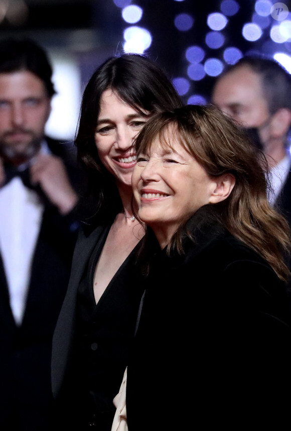 Charlotte Gainsbourg et sa mère Jane Birkin - Montée des marches du film "Jane par Charlotte" lors du 74ème Festival International du Film de Cannes. Le 7 juillet 2021 © Borde-Jacovides-Moreau / Bestimage 