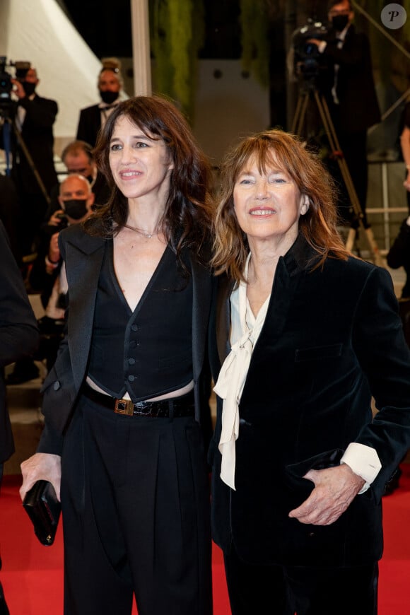 Jane Birkin (habillée en Céline) et sa fille Charlotte Gainsbourg - Montée des marches du film "Jane par Charlotte" lors du 74ème Festival International du Film de Cannes. Le 7 juillet 2021 © Borde-Jacovides-Moreau / Bestimage 