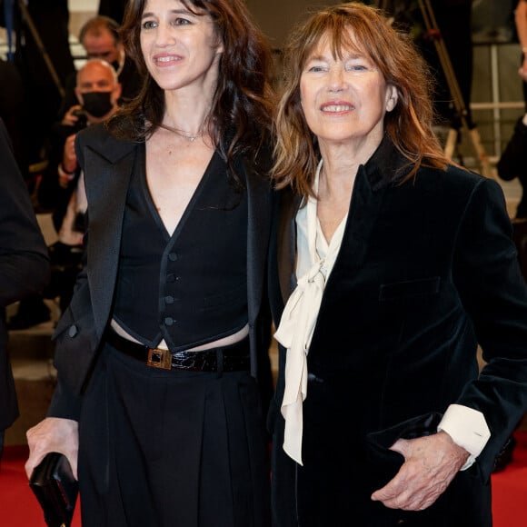 Jane Birkin (habillée en Céline) et sa fille Charlotte Gainsbourg - Montée des marches du film "Jane par Charlotte" lors du 74ème Festival International du Film de Cannes. Le 7 juillet 2021 © Borde-Jacovides-Moreau / Bestimage 