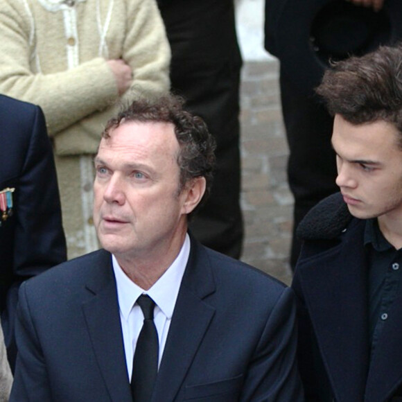 Et de son fils Guillaume.
Julien Lepers et son fils Guillaume Lepers - Obsèques de Raymond Lepers, le père de l'animateur Julien Lepers en la cathédrale d'Antibes, le 15 décembre 2014, suivies de l'inhumation au cimetière de Rabiac. 