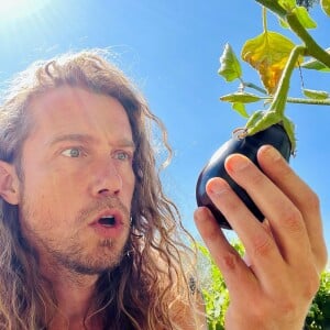 S'il y a bien quelque chose de précieux pour le commun des mortels, c'est l'espérance de vie.
Julien Doré et ses aubergines