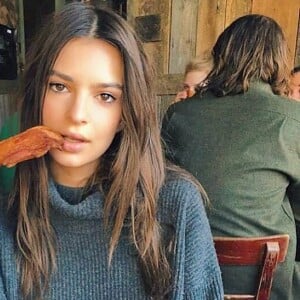 Emily Ratajkowski en train de manger du bacon