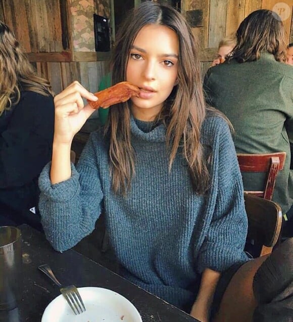 Emily Ratajkowski en train de manger du bacon