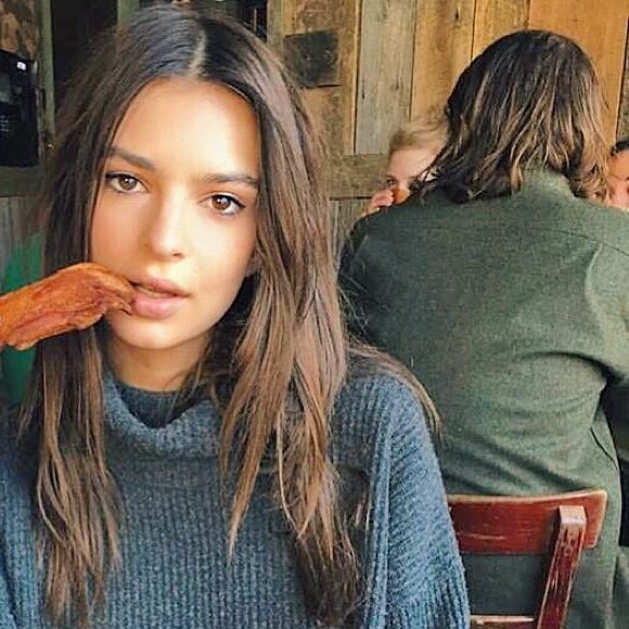 Emily Ratajkowski en train de manger du bacon