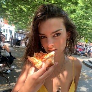 À défaut d'avoir trouvé la recette miracle, on se rabat sur des méthodes pour allonger son espérance de vie et vivre le plus longtemps possible, en bonne santé.
Emrata en train de manger une pizza