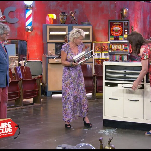 A la rentrée, Sophie Davant ne sera plus la reine de la brocante sur France 2.
Sophie Davant casse un meuble dans l'émission "Affaires Conclues" sur France 2. Le 5 janvier 2023.