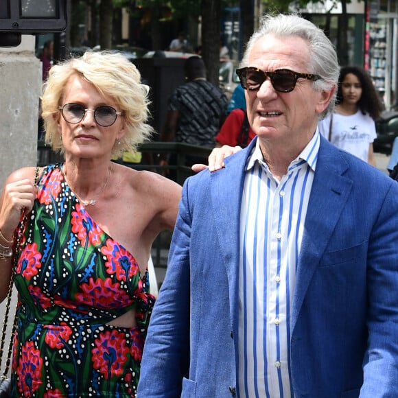 Les téléspectateurs vont devoir changer leurs petites habitudes.
Sophie Davant et son compagnon William Leymergie - Mariage de Claude Lelouch à la mairie du 18ème à Paris.