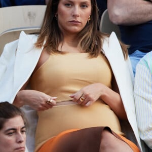 Camille Cerf va bientôt accoucher de son premier enfant. 
Camille Cerf (Miss France 2015), enceinte dans les tribunes lors des Internationaux de France de Tennis de Roland Garros 2023. Paris, le 7 juin 2023. © Jacovides-Moreau / Bestimage 