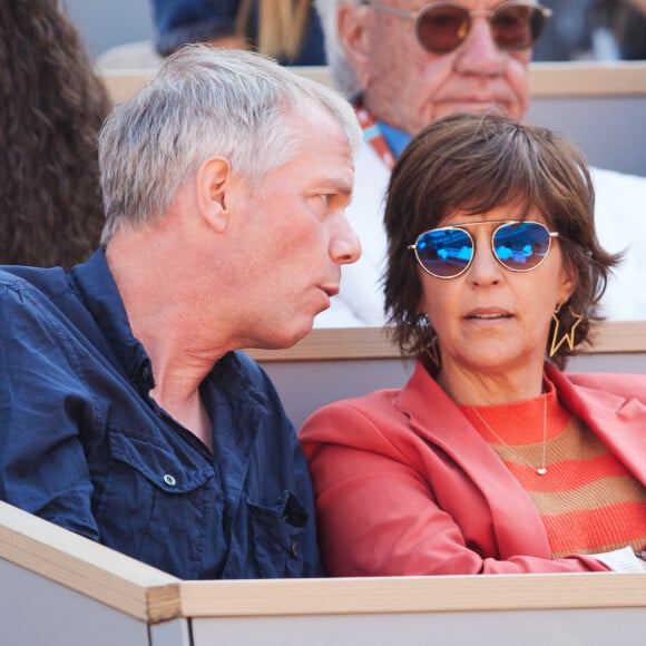 Julien Arnaud et Nathalie Renoux en tribunes lors des Internationaux de France de tennis de Roland Garros 2023 à Paris, France, le 2 juin 2023. © Moreau-Jacovides/Bestimage 