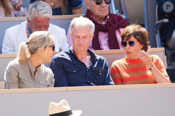 Les 3 animateurs de TF1, France 2 et M6, Julien Arnaud, Anne-Sophie Lapix et Nathalie Renoux en tribunes lors des Internationaux de France de tennis de Roland Garros 2023 à Paris, France, le 2 juin 2023. © Moreau-Jacovides/Bestimage 