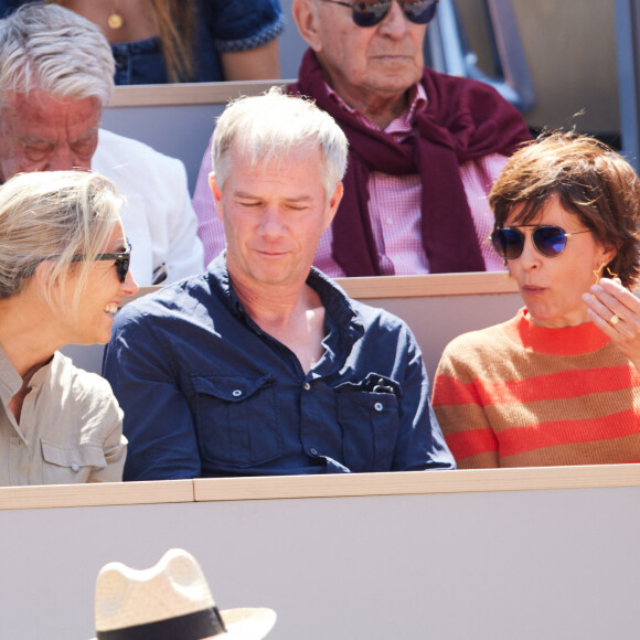 Les 3 animateurs de TF1, France 2 et M6, Julien Arnaud, Anne-Sophie Lapix et Nathalie Renoux en tribunes lors des Internationaux de France de tennis de Roland Garros 2023 à Paris, France, le 2 juin 2023. © Moreau-Jacovides/Bestimage 