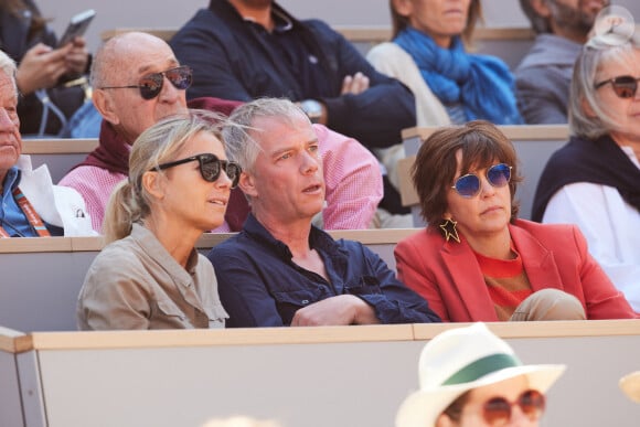 Les 3 animateurs de TF1, France 2 et M6, Julien Arnaud, Anne-Sophie Lapix et Nathalie Renoux en tribunes lors des Internationaux de France de tennis de Roland Garros 2023 à Paris, France, le 2 juin 2023. © Moreau-Jacovides/Bestimage 