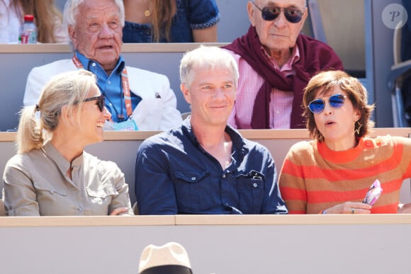 Les 3 animateurs de TF1, France 2 et M6, Julien Arnaud, Anne-Sophie Lapix et Nathalie Renoux en tribunes lors des Internationaux de France de tennis de Roland Garros 2023 à Paris, France, le 2 juin 2023. © Moreau-Jacovides/Bestimage 