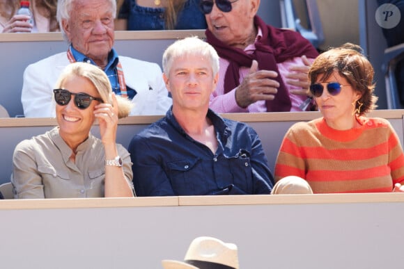 Les 3 animateurs de TF1, France 2 et M6, Julien Arnaud, Anne-Sophie Lapix et Nathalie Renoux en tribunes lors des Internationaux de France de tennis de Roland Garros 2023 à Paris, France, le 2 juin 2023. © Moreau-Jacovides/Bestimage 