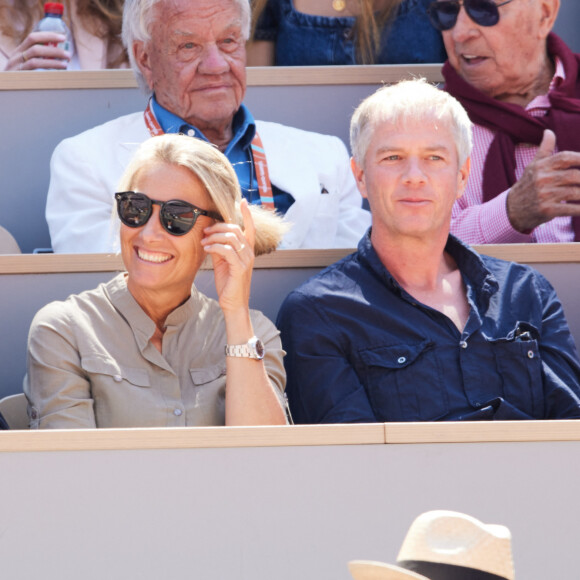 Les 3 animateurs de TF1, France 2 et M6, Julien Arnaud, Anne-Sophie Lapix et Nathalie Renoux en tribunes lors des Internationaux de France de tennis de Roland Garros 2023 à Paris, France, le 2 juin 2023. © Moreau-Jacovides/Bestimage 