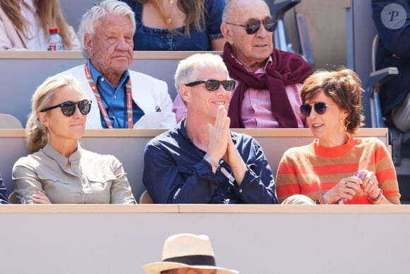 Les 3 animateurs de TF1, France 2 et M6, Julien Arnaud, Anne-Sophie Lapix et Nathalie Renoux en tribunes lors des Internationaux de France de tennis de Roland Garros 2023 à Paris, France, le 2 juin 2023. © Moreau-Jacovides/Bestimage 