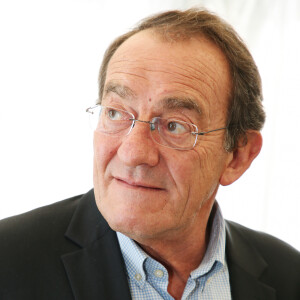 Comme d'autres stars du PAF, il a été bouleversé par la brutale disparition Jean-Pierre Pernaut survenue le 22 mars 2022. Etant une figure emblématique de la chaîne, une "soirée" lui a donc été consacrée quelques heures après sa mort.
Exclusif - Jean-Pierre Pernaut reçoit le Prix Saint-Roch (Saint Patron des antiquaires) lors de la 96ème édition de la foire de Chatou (la plus célèbre et ancienne foire à la brocante de France) en France, le 14 mars 2018 © Denis Guignebourg/Bestimage 