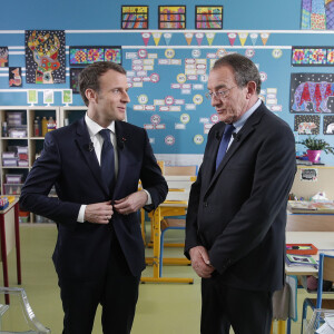 Le président Emmanuel Macron en interview télévisée pour le journal de 13h00 de Jean-Pierre Pernaut de TF1 à Berd'Huis le 12 avril 2018. Yoan Valat / Pool / Bestimage 