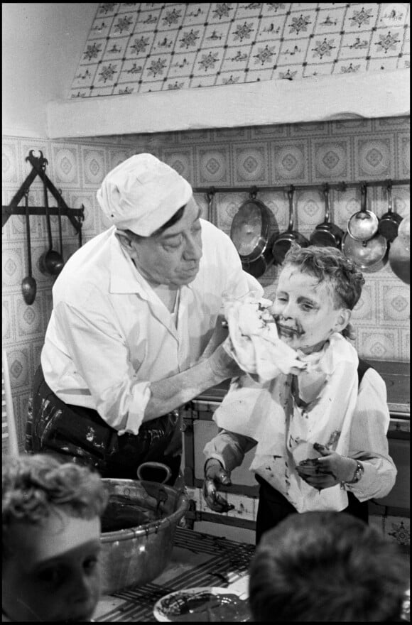 Fernandel sur le tournage du film Le Boulanger de Valorgue en 1952.