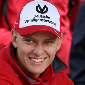 Le début d'une belle romance pour Mick Schumacher, à n'en  pas douter !
 
Mick Schumacher au paddock lors du grand prix de formule 3 de Nurburg le 10 septembre 2017.