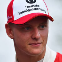 Michael Schumacher : Son fils Mick est devenu son sosie ! Il s'affiche avec une sublime blonde, le début d'une belle romance ?