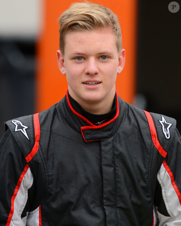 Mick Schumacher (Allemagne), fils du septuple champion du monde de Formule 1 allemand Michael Schumacher, effectue ses premiers essais en Formule 4 à bord de la monoplace de l'équipe néerlandaise Team van Amersfoort sur le circuit Motorsport Arena à Oschersleben, le 8 avril 2015.