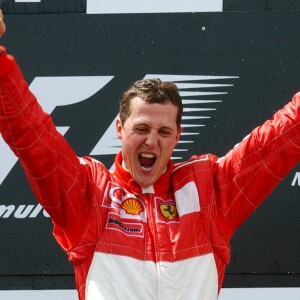 Archives - Michael Schumacher sur le podium du Grand Prix de Formule 1 de Nevers Magny-Cours en France. Le 21 juillet 2002