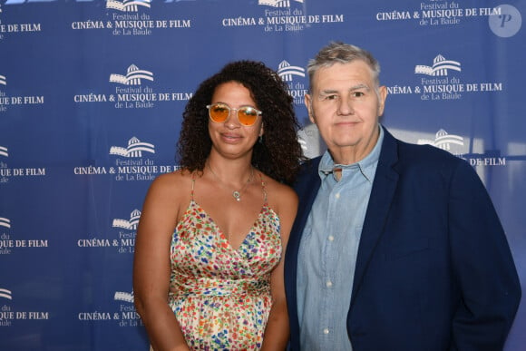 Pierre Ménès et sa femme Mélissa - Photocall de la cérémonie de clôture du 8ème Festival du Cinéma et Musique de Film de La Baule le 3 juillet 2022. © Rachid Bellak/bestimage 