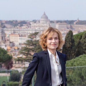 Parmi eux, les bonbons
Isabelle Huppert au photocall du film "La Syndicaliste" lors de la 12ème édition du festival "Rendez-vous with New French Cinema" à Rome, le 2 avril 2023. 