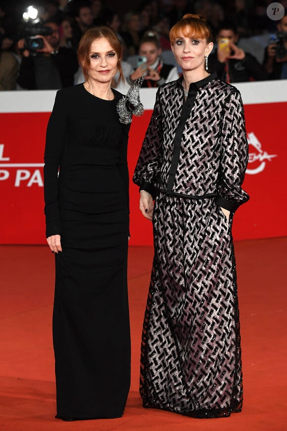 Isabelle Huppert, Lolita Chammah (enceinte) - Red Carpet du film "Caravage" lors de la 17ème édition du festival du film de Rome le 18 octobre 2022. 
