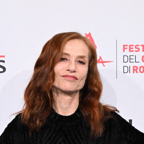 A 70 ans, l'actrice affiche toujours une taille de guêpe
Isabelle Huppert au photocall du film "Caravage" lors de la 17ème édition du festival du film de Rome le 18 octobre 2022. 