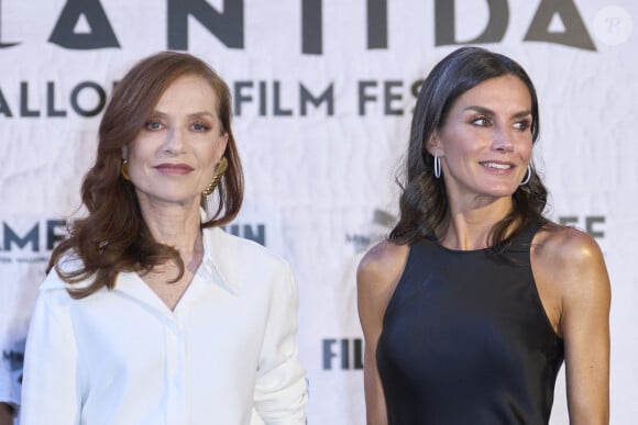 Isabelle Huppert et la reine Letizia d'Espagne - Isabelle Huppert reçoit un prix lors de la cérémonie de clôture des "Masters of Cinema" lors du 12 ème festival du film "Atlantida Mallorca 2022" à Palma de Majorque, en présence de la reine d'Espagne. Le 31 juillet 2022. 