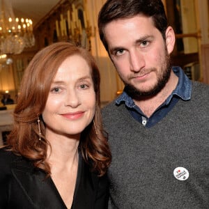 Exclusif - Isabelle Huppert et son fils Lorenzo Chammah - UniFrance décerne le "French Cinema Award" à Isabelle Huppert au ministère de la culture à Paris, France, le 16 janvier 2017. Le prix à été créé par UniFrance avec le soutien de la Cristallerie Saint-Louis pour distinguer 3 à 4 fois par an une personnalité, française ou étrangère de l'industrie cinématographique, ayant contribué par son action ou sa carrière au rayonnement du cinéma français dans le monde.© Veeren/Bestimage 