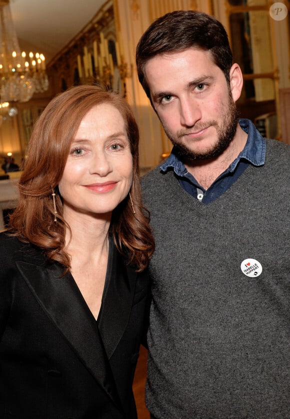 Exclusif - Isabelle Huppert et son fils Lorenzo Chammah - UniFrance décerne le "French Cinema Award" à Isabelle Huppert au ministère de la culture à Paris, France, le 16 janvier 2017. Le prix à été créé par UniFrance avec le soutien de la Cristallerie Saint-Louis pour distinguer 3 à 4 fois par an une personnalité, française ou étrangère de l'industrie cinématographique, ayant contribué par son action ou sa carrière au rayonnement du cinéma français dans le monde.© Veeren/Bestimage 