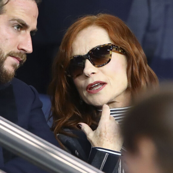 Isabelle Huppert et son fils Lorenzo Chammah dans les tribunes lors du match UEFA Ligue des Champions groupe A, opposant le Paris Saint-Germain (PSG) au Real Madrid au Parc des Princes à Paris, France, le 18 septembre 2019. Le PSG a gagné 3-0. © Gwendoline Le Goff/Panoramic/Bestimage 